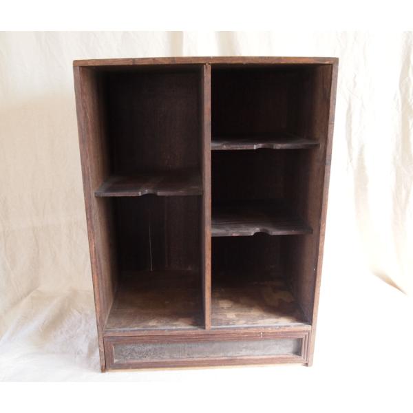 明治〜大正時代の小引き出し付飾り棚です。手ごろなサイズで大変味わい深く古雅な雰囲気を持っており本棚としても茶碗や古陶器の収納展示には大変素敵な和の空間を演出できます★一見引き出しと思えない隠し小引き出しはへそくり？(笑)や書類なども収納しや...