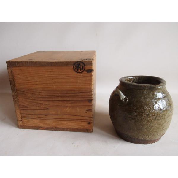 日本六古窯の一つ、江戸時代の越前焼お歯黒小壺です。当時【お歯黒がめ】とも言われ、壷の中に水、酒、酢、茶などを配合した混合液に古釘などの鉄類を入れて冷暗所に保管し、錆の浮いた液ができると温めて歯に付け黒く染める習慣がありました。琥珀色にキラキ...