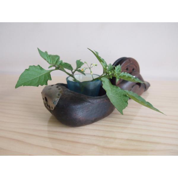 年代物の個性的な墨壺27ｃｍです。真っすぐな線だしするための大工道具である墨壺ですがフロント部に金属板が装備されエンジニアブーツのような頑強さを感じさせ唯一無二のアクセントになっています★糸が付いていて、線だしとして実用も可能かと思われます...