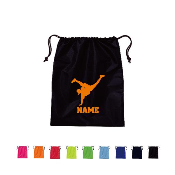 名入れシューズバッグとは？巾着タイプのポリエステルバッグ。室内履きや外履きの専用シューズなどを入れるのに最適なバッグです。シルエットデザインにお名前が入れられるので、部活のチーム名や学校名を入れたり、同好会などの名称を入れたりとさまざまな使...