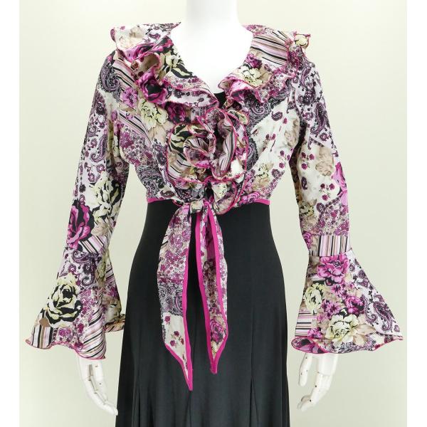 ローズ柄のサテン素材を使用したフラメンコボレロです。ワンピースとの相性もよく、バイレを華やかに演出します。(柄の出方は異なる場合がございます。)身丈：38cm適応ヌード寸法：バスト80cm〜93cm素材：ポリエステル100%※生産ロットによ...