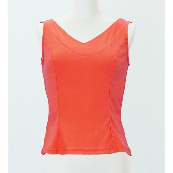 伸縮性がありすっきりとしたデザインのニットノースリーブブラウス。ボレロやシージョを羽織ったり、ファルダとのコーディネートにも活躍する一枚です。豊富なカラーバリエーションご用意しました！着丈：51cm適応ヌード寸法：バスト80〜93cm／ ウ...