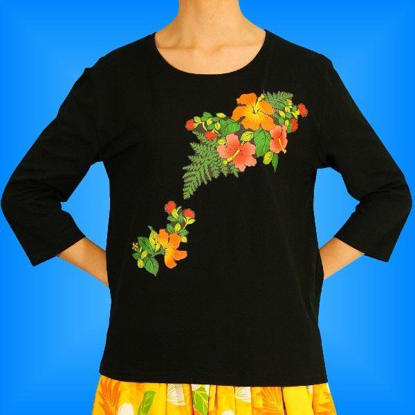 フラで最も愛される花ハイビスカスとレフアをモチーフにしたフラ七分袖 T シャツです。フロントに斜めにハイビスカスとレフアをプリント。すっきり見えてパウスカートにも合わせやすいのが特徴です。※プリント部分のアイロンはご遠慮ください。身丈：68...