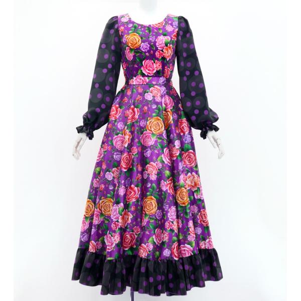 生地から縫製に至るまで、全ての工程を国内で行った純日本製の商品。emikaオリジナルプリントの襟ぐりのデザインを選べるブラウスとフリルファルダのセットアップです。【上質な生地】トップス部分は伸縮性・高級感のあるストレッチベロア生地、 スカー...