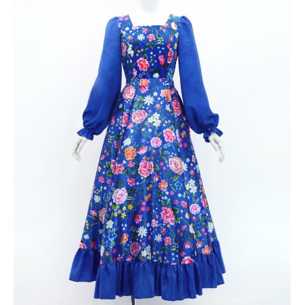 生地から縫製に至るまで、全ての工程を国内で行った純日本製の商品。emikaオリジナルプリントの襟ぐりのデザインを選べるブラウスとフリルファルダのセットアップです。【上質な生地】トップス部分は伸縮性・高級感のあるストレッチベロア生地、 スカー...