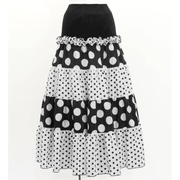フラメンコ ティアードスカート 水玉 ブラック×ホワイト FS-28生地から縫製に至るまで、全ての工程を国内で行った日本製の商品。emikaオリジナルプリント生地を使用したティアードファルダです。伸縮性・高級感のあるストレッチベロア生地で腰...