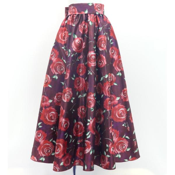 生地から縫製に至るまで、全ての工程を国内で行った日本製の商品。emikaオリジナルプリント生地をたっぷりと使用したスカートです。ハリのある上品な光沢をもつシャンタン生地でふわりとした綺麗なAラインシルエットを叶えます。コシボ生地でもお作りで...