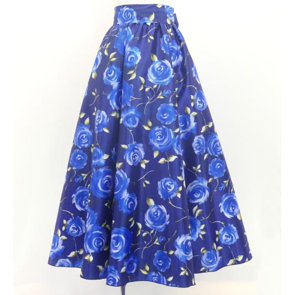 生地から縫製に至るまで、全ての工程を国内で行った日本製の商品。emikaオリジナルプリント生地をたっぷりと使用したスカートです。ハリのある上品な光沢をもつシャンタン生地でふわりとした綺麗なAラインシルエットを叶えます。コシボ生地でもお作りで...