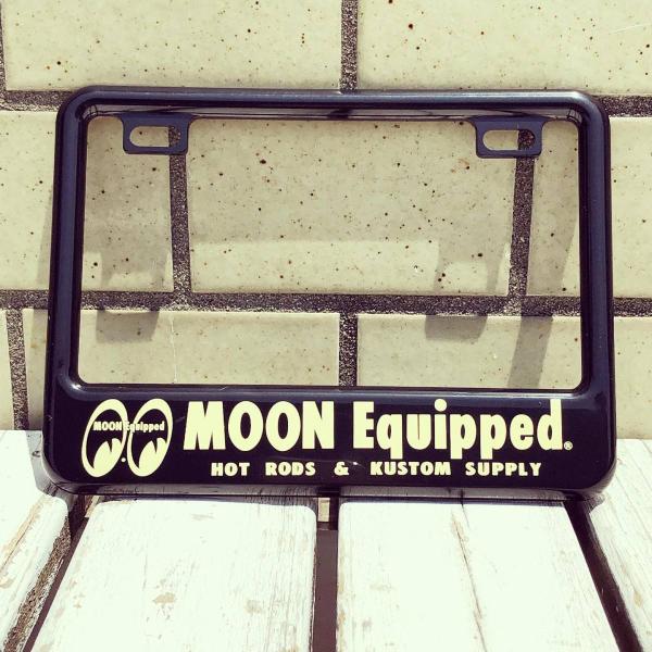 ムーンアイズ MOONEYES 【50cc〜125cc】 MOON Equipped ライセンス プレート フレーム ブラック [MG130GCBKMQ]
