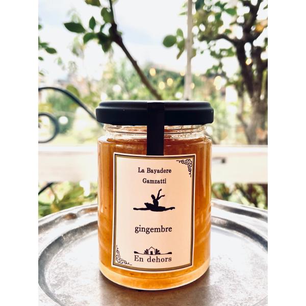 国内産の生姜を辛すぎない程度に処理を施しました。炭酸で割ってジンジャーエールに。氷水やお湯、ミルクなどに溶いてドリンクとして。もちろん、パンやヨーグルト、アイスクリームにかけてもおいしく頂けますし、コンフィチュールに醤油を足して、豚肉を揉む...