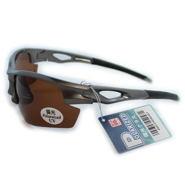 偏光レンズのサングラスです。 偏光レンズは、乱反射の光を制御して一定方向の光だけを透過させるレンズです。 水面や雪道での乱反射等によるギラつきを抑える効果があります。 スポーツやフィッシングの際にあると便利です。