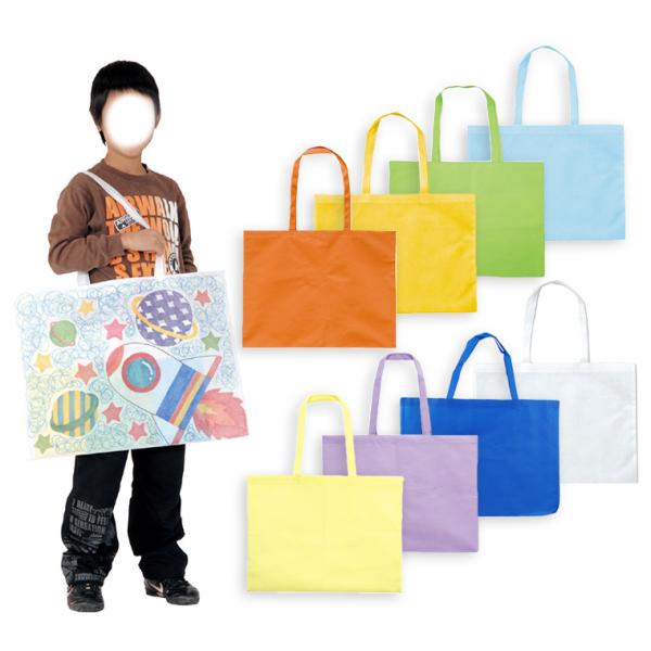 【商品説明】 両サイドと開口部の折り返しが縫製仕上げとなっている、5cmマチがついた不織布バッグです。持ち手が長いため肩掛けで使用することができます。4切画用紙や、A2サイズの用紙を折らずに入れられるサイズです。水性・油性ペン、色鉛筆、クレ...