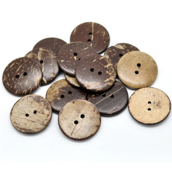 手作りアイテムの装飾に。バッグや洋服のリメイクにも使える木製ボタン。ナチュラルテイストが可愛らしい。ヘアアクセサリーやコサージュにも。【ご購入前に必ずお読みください】  ※本商品は海外仕入れ商品のため以下の点にご注意ください。1、ボタン穴が...