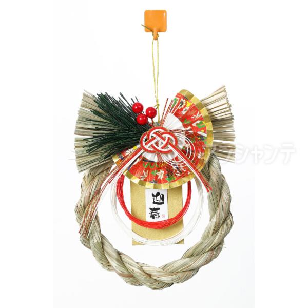 【商品説明】 華やかなアレンジで1つ1つ丁寧に作られた天然素材のしめ縄飾りです。自宅やオフィスに飾って新春気分をアップ。わらのリースに赤と白を基調とした扇と水引をあしらった飾りです。※一部に針金などを使用しております。1つ1つが手作りの為、...