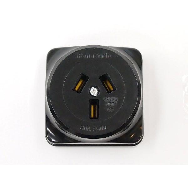 ［特　徴］　3P 20A 250V［サイズ］　横64×奥行64×高さ43mm