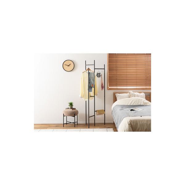 ミニマルデザインのスタイリッシュハンガー圧迫感を感じさせない、スリムな形状で空間をすっきりと見せてくれるハンガー。フレームは可動式なので、掛けるものや空間に合わせて調整することができます。使わない時は畳んで、省スペースに収納できます。●フレ...