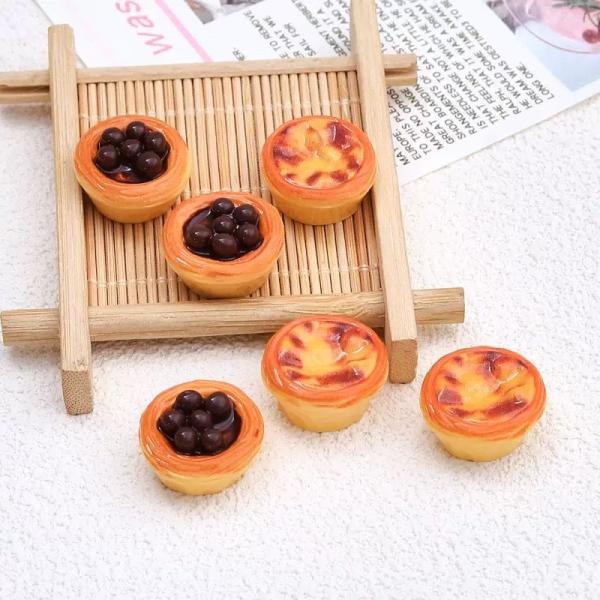 ミニチュアタルトはリアルな見た目が特徴で、ディスプレイやコレクションに最適です。内容数：1個種類：・エッグタルト・アズキタルトサイズ：約20.5 x 10.5mm材料：樹脂◆色味について 撮影環境によりスマートフォン、パソコンなどの画面上と...