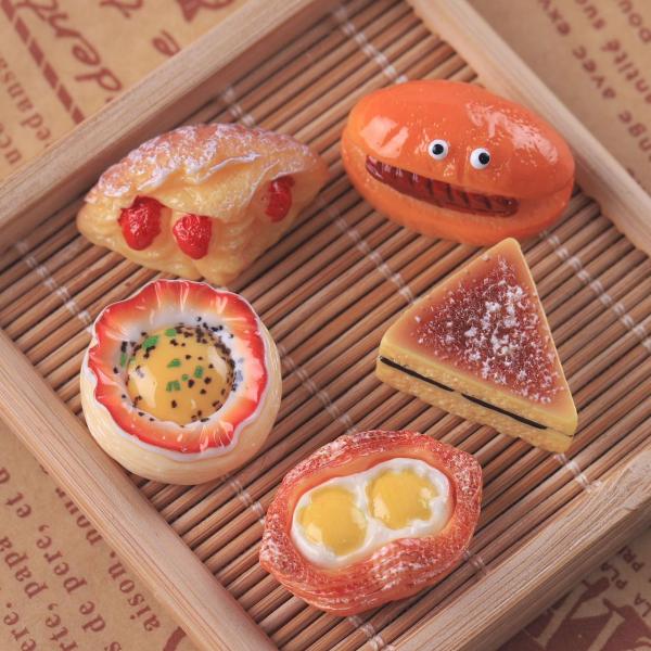 小さな菓子パン、５個セットです。材料：樹脂セット内容：各1個・ダブルエッグパン         約25  x  15  x  10mm・エッグパン                  約20  x  20  x  8mm・三角シベリア    ...