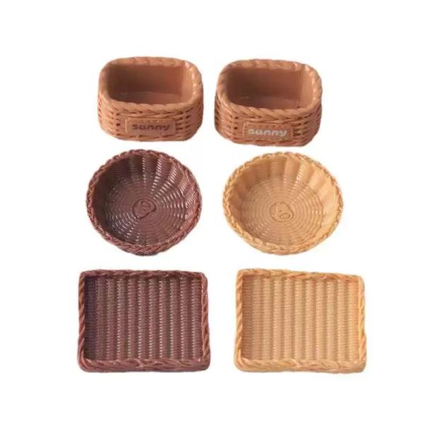 かわいいミニチュアバスケット・かごです。内容数：1点サイズ：(1)(2)約38 x 32 x 6mm(3)(4)約36 x 36 x 9mm(5)(6)約32 x 20 x 18mm材料：樹脂◆色味について 撮影環境によりスマートフォン、パ...