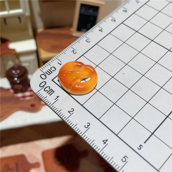 かわいいミニチュアプレッツェルです。内容数：1個サイズ：約19 x 16mm材料：樹脂◆色味について 撮影環境によりスマートフォン、パソコンなどの画面上と実物では多少色味が異なることがございます。＊製品により多少の誤差が生じる場合がございま...