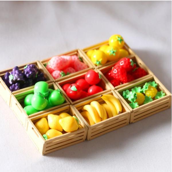 ミニチュア果物 ピクニック・プチ・フルーツセット ピクニック用ミニチュア ドールハウスデコレーション果物 手のひらサイズフルーツ内容数：1個素材：樹脂種類：1、いちご2、ピンクいちご3、リンゴ4、バナナ5、レモン6、青リンゴ7、ぶどう8、ト...