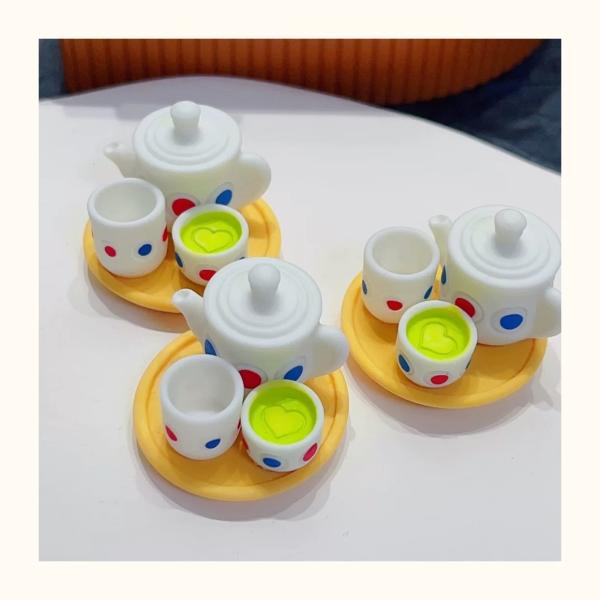 ミニチュアティーセット4点セットドールハウスやミニチュアコレクションに最適なアイテムです。サイズ：写真(2)内容数：4点素材：樹脂◆色味について 撮影環境によりスマートフォン、パソコンなどの画面上と実物では多少色味が異なることがございます。...