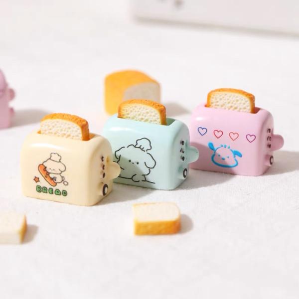 ミニチュアサイズのトースターです。ドールハウスや模型のインテリアとして◎内容数：2点セットサイズ：パンサイズ：約13 ｘ13ｍｍ（1枚）トースターサイズ：約23ｘ15ｘ17ｍｍ素材：樹脂カラー：・イエロー・ピンク・ブルー◆色味について 撮影...