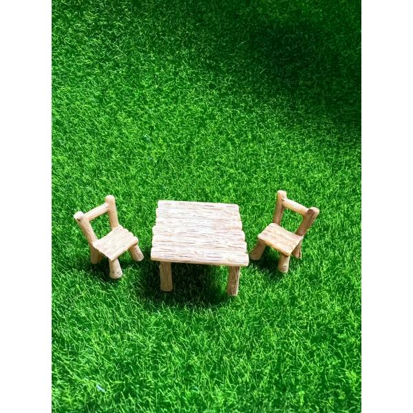 樹脂製テーブル＆チェア２個セットです。サイズ【 チェア 】高さ約3.3cm幅約2.1cm【 テーブル 】天板直径約4cm高さ約3cm材料：樹脂製耐久性があり、長期間使用できる頑丈な樹脂製ミニデスクとミニチェアです。強い力を加えますと破損の原...