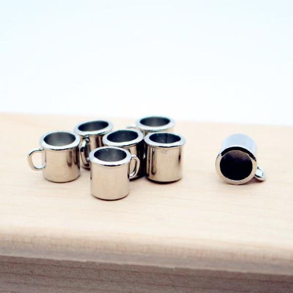 ミニチュアマグカップ 1点 トールハウスマグカップ　可愛いティーカップ　デスクの小物　ミニチュアコレクション内容数：1点サイズ：約8ｘ13ｍｍ材料：合金カラー：シルバーこのミニチュアマグカップは、可愛らしいトールハウスのデザインが特徴です。...