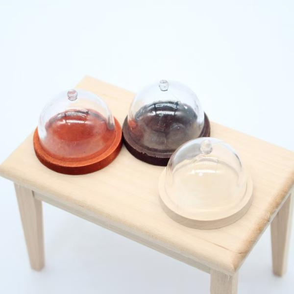 【商品説明】ミニチュア 透明ケーキドーム（カバー付きケーキスタンド）1セット 全3色 手のひらサイズでかわいい！ケーキ風ドームスタンド カバー付きスタンド ミニサイズ 食品模型 ミニチュアディスプレイ用品 樹脂製ケーキスタンド 撮影小物内容...