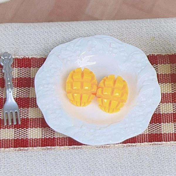 ミニチュア ドールハウス マンゴー 2個 フルーツ 小さめ レジン ミニセット内容：2個材料：樹脂サイズ：約10 x 8mmミニチュアマンゴーは、ドールハウスの食材にぴったりのアイテムです。ケース装飾、ネイル、レジン封入、ヘアアクセサリーな...