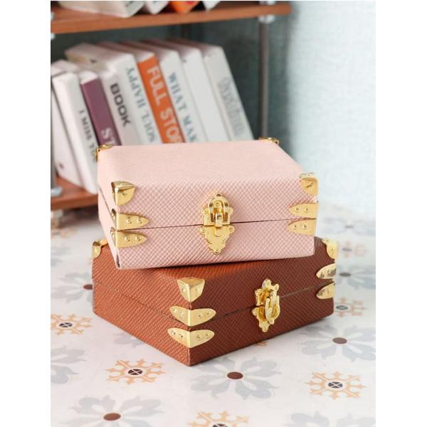 ドールハウス ミニチュア 収納用 アンティーク風トランク（小）1点 全2色 1/12 ドールハウス飾り ドールハウス内容数：1点サイズ：49 x 41 x 21mm材料：木製 x 革製カラー：・ブラウン・ピンクハンドメイド商品の為、完璧を求...