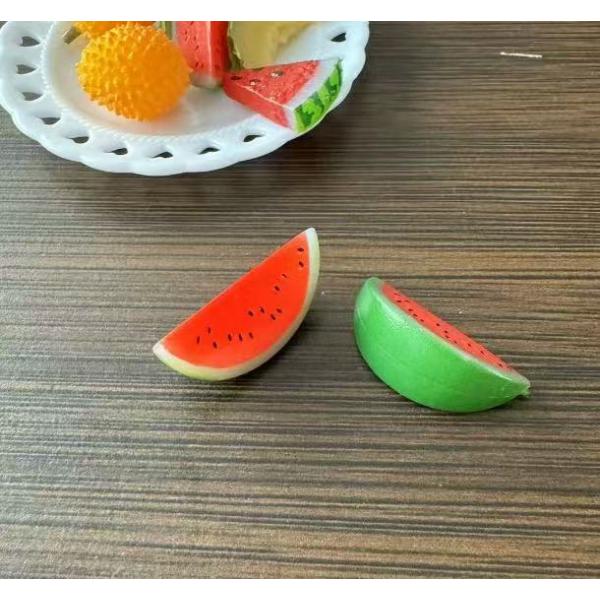 ミニチュア ドールハウス スイカスライス 1個 フルーツ 小さめ レジン ミニスイカセット内容：1個材料：樹脂サイズ：約12 x 25mmミニチュアスイカスライスは、ドールハウスの食材にぴったりのアイテムです。ケース装飾、ヘアアクセサリーな...