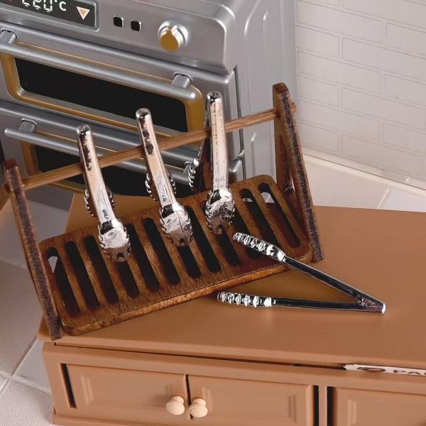 ミニチュア ドールハウス 小さなトング 1点 ミニトング 万能トング 食器 料理 ミニチュアキッチンアクセサリー内容数：1点材料：合金製サイズ：約30 x 14mmカラー：シルバーまるで本物のようなミニチュアのトングです。手のひらサイズでリ...