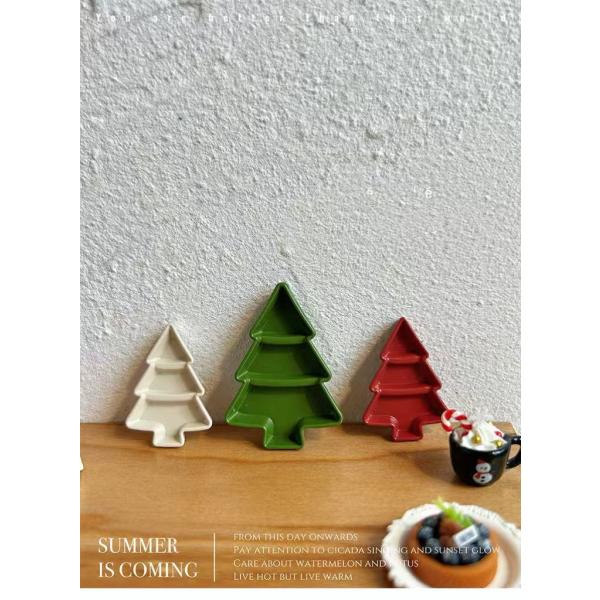 ミニチュア クリスマスツリー型プレート 1点 Lサイズ 全3色 ディスプレイ・小物トレイにも最適 かわいい Xmas 卓上デコ クリスマス雑貨 合金製内容数：1点サイズ：高さ約42 mm　幅約30mm　厚み約5 mm材料：合金カラー：・グリ...