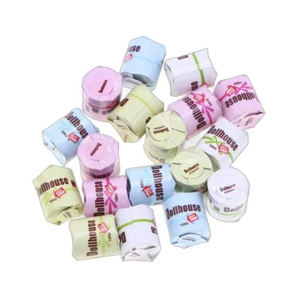 ミニチュア トイレットペーパー 1ロール 全4色 ドールハウス用 おもちゃ内容数：1ロール材料：紙サイズ：約14 x 12 x 12mmカラー：・ホワイト・グリーン・ピンク・ブルーミニチュアトイレットペーパーです。手のひらサイズでリアルなデ...