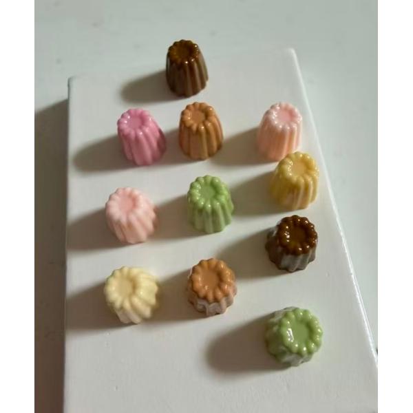 ミニチュアドールハウス用 ミニチュア カラフル カヌレ 3個セット（色指定不可）カヌレ・ド・ボルドー 菓子 ドールハウス内容数：3個セット（色指定不可）サイズ：約7 x 8mm材料：樹脂カラー：ランダムで発送致します♪このミニチュアカヌレは...