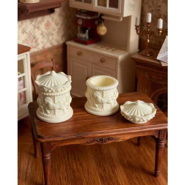 ミニチュア 木馬容器 蓋つき容器 1点 トールハウス用 容器 物入れ 可愛い デスクの小物　ミニチュアコレクション　おしゃれな食器　模型手のひらサイズ内容数：1セット（蓋、本体各1点）サイズ：全体約29ｍｍｘ32ｍｍ材料：樹脂ミニチュア木馬...