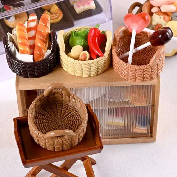 ミニチュアドールハウス ミニチュア バスケット 小さなかご 1個 全4色 キッチン パン屋内容数：1個サイズ：約37 x 23mmこちらはパスケット・かごのみ販売してます。材料：樹脂カラー：・ナチュラル・ライトブラウン・ブラウン・ディープブ...