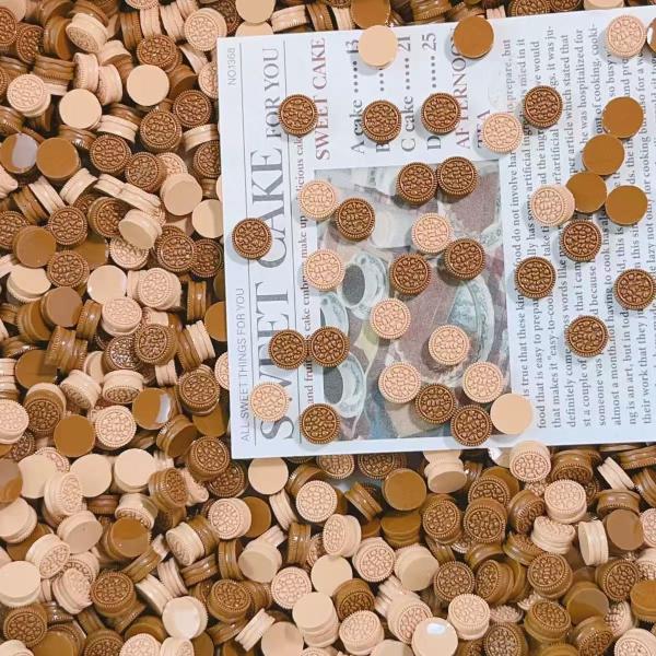 ミニチュア ドールハウス クッキー 5点（ランダム）小さめ ミックス お菓子 レジンセット内容：5個（色はランダムになります）材料：樹脂サイズ：約8 x 4mmミニチュアクッキーミックスは、ドールハウスの食材にぴったりのアイテムです。ケース...