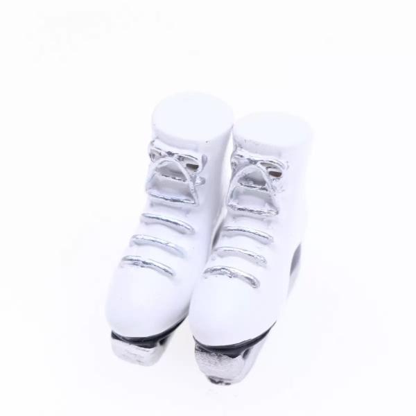 ドールハウス ミニチュア フィギュアスケート靴 2点セット ドール小物 雪ミニチュア 冬ディスプレイ ミニチュアスポーツ 撮影小物 ミニチュアインテリア内容数：2点セットサイズ：約28 x 10 x 28mm材料：樹脂◎ フィギュアスケート...