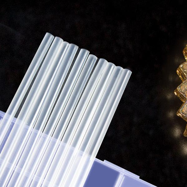 うっとりするほどの透明感。シーリングスタンプ用のグルーガンスティックです。25.5cm  1本1本につき、2.5cmのスタンプが約6〜7個作れます♪サイズ：約25.5cm×0.7cm  数量：1本重量：約9g仕上がりは程よい弾力のある質感で...