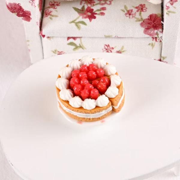 ミニチュアドールハウス用 ミニチュア リアルなストロベリーホールケーキとショートケーキ 2点セット ドールハウス内容数：2点セットサイズ：写真(2)(3)材料：樹脂このミニチュアストロベリーケーキはリアルな見た目が特徴で、ディスプレイやコレ...