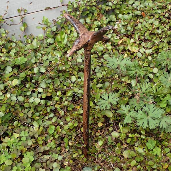 トップに鳥の飾りが付いたアンティーク風のミニホースガイド。花壇の縁や通路の側の庭土に挿してご利用ください。ホースの引き回しの際に草花を倒したりしないように、ホースガイドにホースを沿わせて利用するツールです。ガーデンアクセサリーとしてもお庭に...