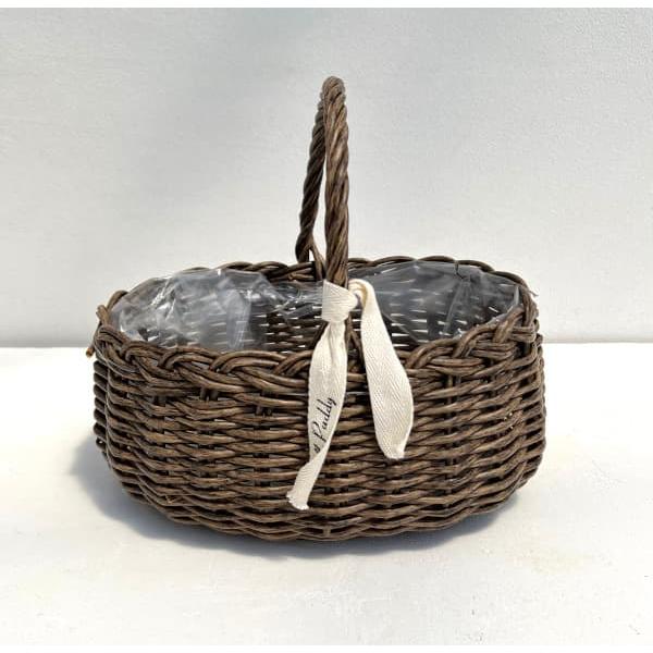 まるでナチュラル素材のラタンのように見える、PP製の丈夫なバスケットです。外見は自然素材そのものですが、水がかかっても腐ることなく、長期間美しい状態で利用できます。内側にビニールが付いているので鉢カバーとして使うほか、ビニールに穴を空けて土...