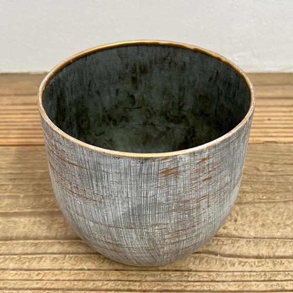 水が漏れない＆錆びにくい鉄製のポット！シンプルで工業的ながらも、さまざまな生花やグリーンに合います。継ぎ目が無いので、お水を入れても漏れることがありません。また、特殊なラッカー塗装を施すことで、錆を出にくくしています。軽いですが、一般的なブ...