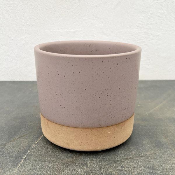 シンプルで使いやすいツートンカラーの鉢カバーです。落ち着いたマットな質感に、温かみのあるアースカラーがおしゃれ。どんな植物やインテリアにも合いやすいです。ポット苗のまま入れ込むだけで、気軽に植物を飾ることができます。※詳しい商品説明は下のほ...