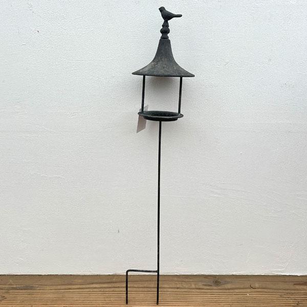 花壇の土やプランターへ挿し込んでお使いいただける小型のガーデンピックです。ヘッド部分はバードバスのように受け皿場になっています。小さな植物を飾ったり、キャンドルライトを起き光の演出をすることもできます。※詳しい商品説明は下のほうに記載があります