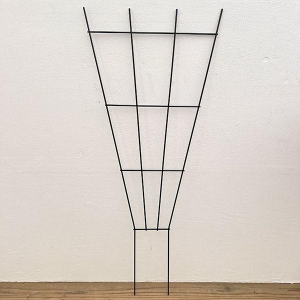 小ぶりで使いやすくお買い得な逆三角形トレリス。花壇や鉢植えに挿してお使いください。※詳しい商品説明は下のほうに記載があります