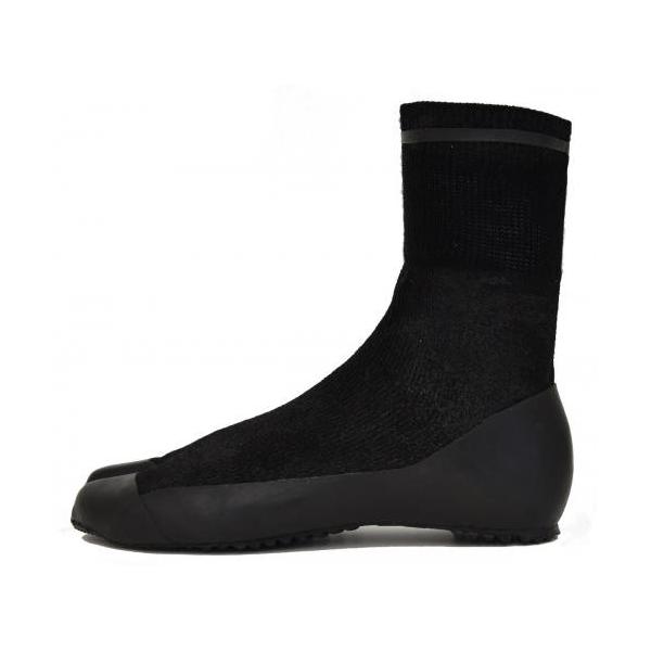 品番：BP300●安全に田植え作業を行えるように、靴下に天然ゴムをコーティングさせて底面に天然ゴムシートを貼り合わせているタビ靴です。●しっかり踏み込めるように親指股が分かれています。●足にぴったりフィットして、作業時にずれにくく設計されて...